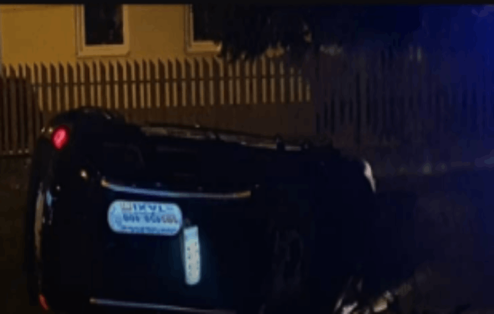 KARAMBOL U NOVOM SADU: Taksi vozilo završilo na krovu u pola noći